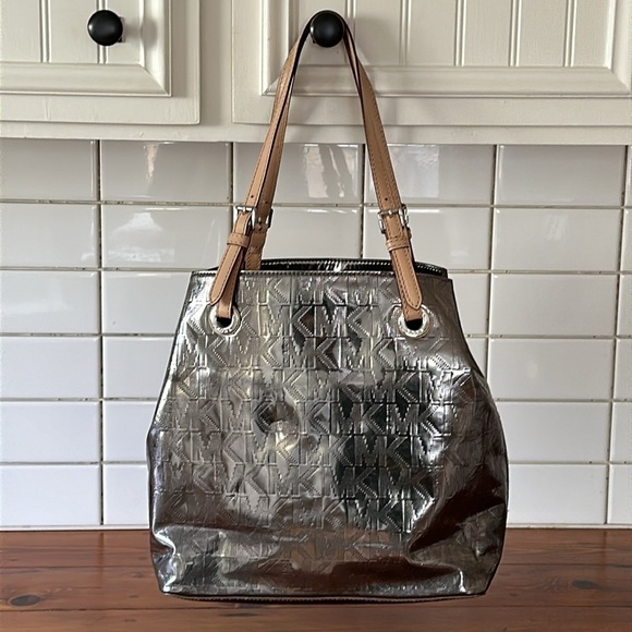 MICHAEL MICHAEL KORS Jet Set Signature Mirrored Metallic Pewter Tote Bag - Picture 3 of 16